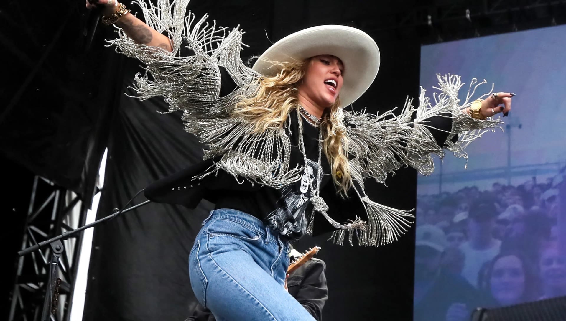 Facebook More Together (2019)